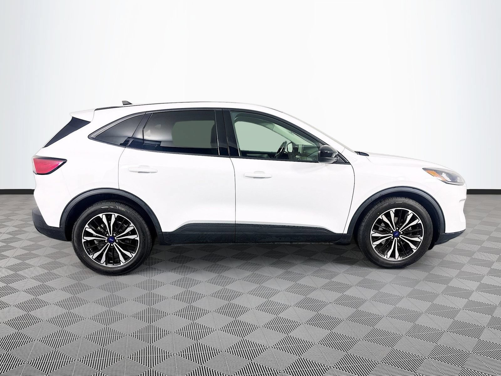 Used 2022 Ford Escape SE w/ SE Sport Appearance Package FWD image 8