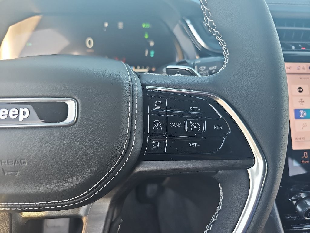 Used 2023 Jeep Grand Cherokee Overland w/ Luxury Tech Group IV AWD/4WD image 18