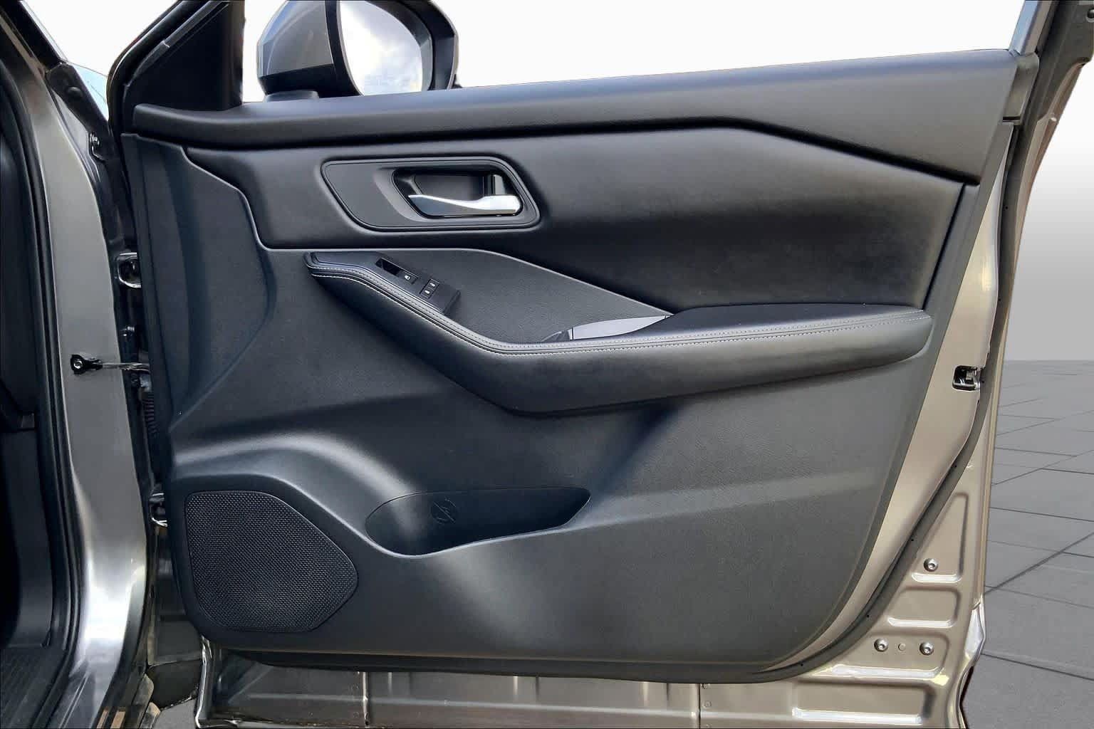 Used 2024 Nissan Rogue SV AWD/4WD image 22