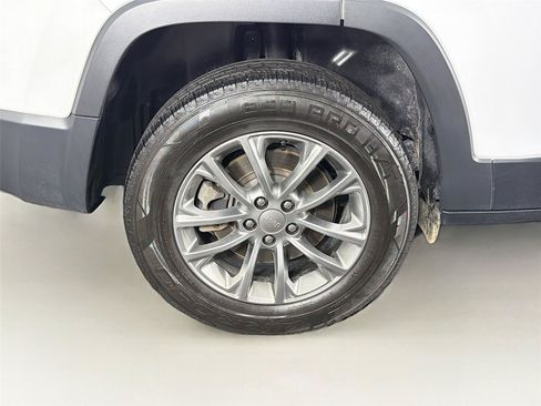 Used 2020 Jeep Cherokee Latitude Plus w/ Cold Weather Group AWD/4WD image 34