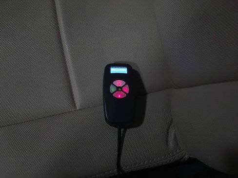 Used 2017 Chrysler Pacifica Limited image 32