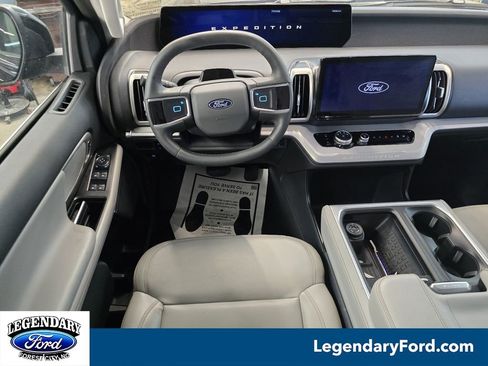 Used 2025 Ford Expedition Active RWD image 2