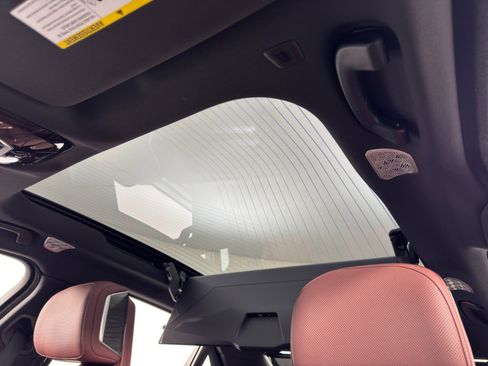 Used 2024 BMW i7 xDrive60 image 12