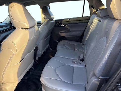 Used 2022 Toyota Highlander XLE image 28