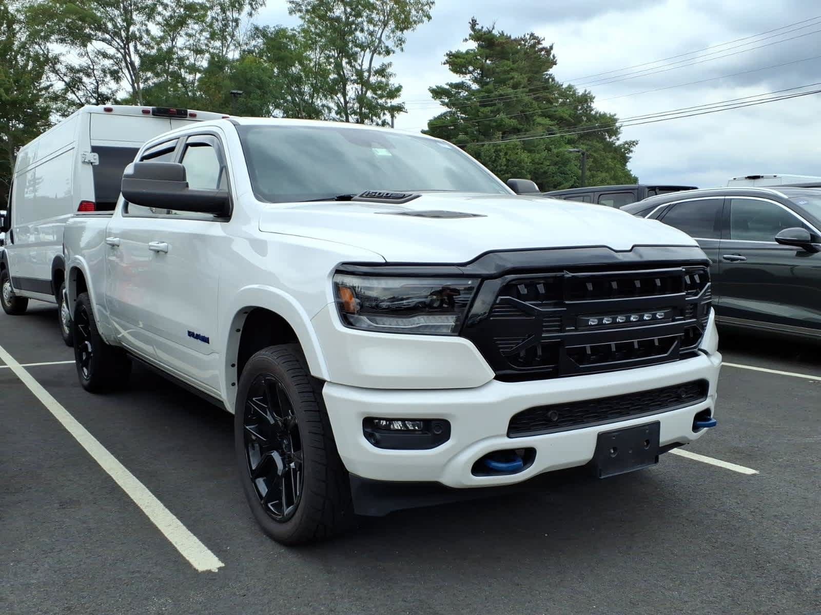 Used 2022 RAM 1500 Laramie AWD/4WD image 1