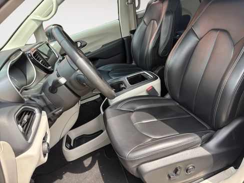 Used 2023 Chrysler Pacifica Touring-L FWD image 9