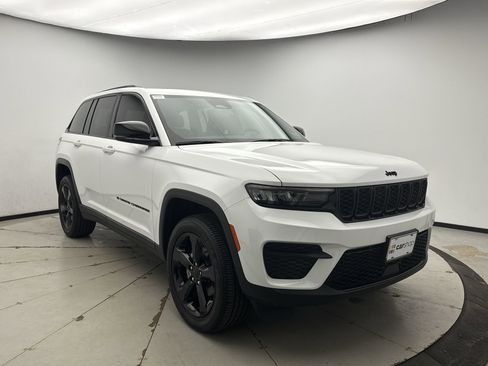 Used 2023 Jeep Grand Cherokee Altitude image 7