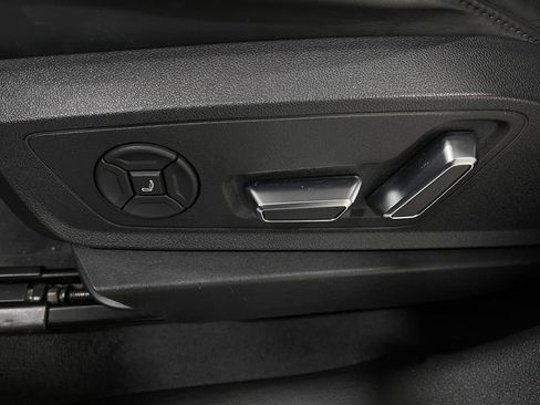 Used 2019 Audi e-tron Prestige w/ Prestige Package image 17