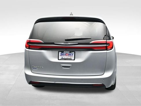 Used 2023 Chrysler Pacifica Touring-L FWD image 4