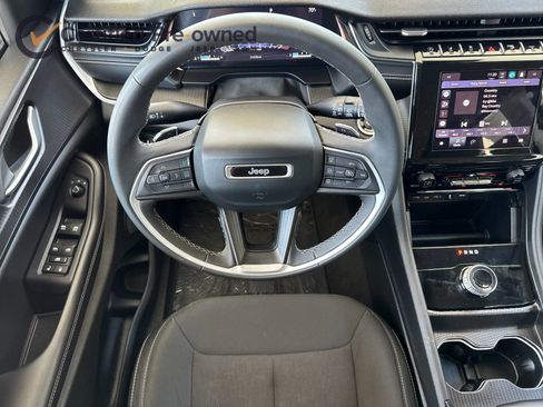 Used 2024 Jeep Grand Cherokee Laredo image 15