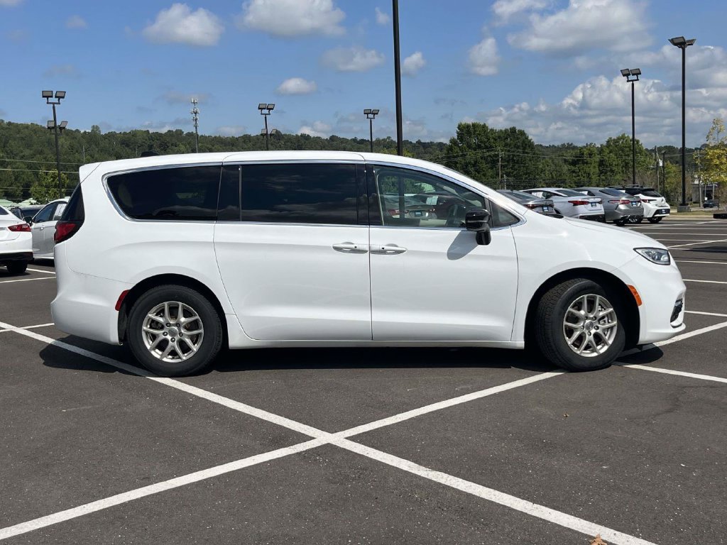 Used 2024 Chrysler Pacifica Touring-L FWD image 2