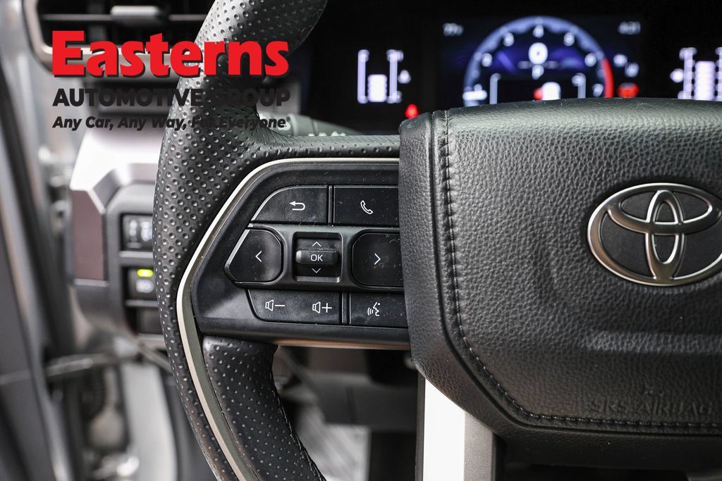 Used 2025 Toyota 4Runner SR5 AWD/4WD image 17