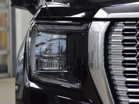 Used 2024 GMC Yukon XL Denali AWD/4WD image 12