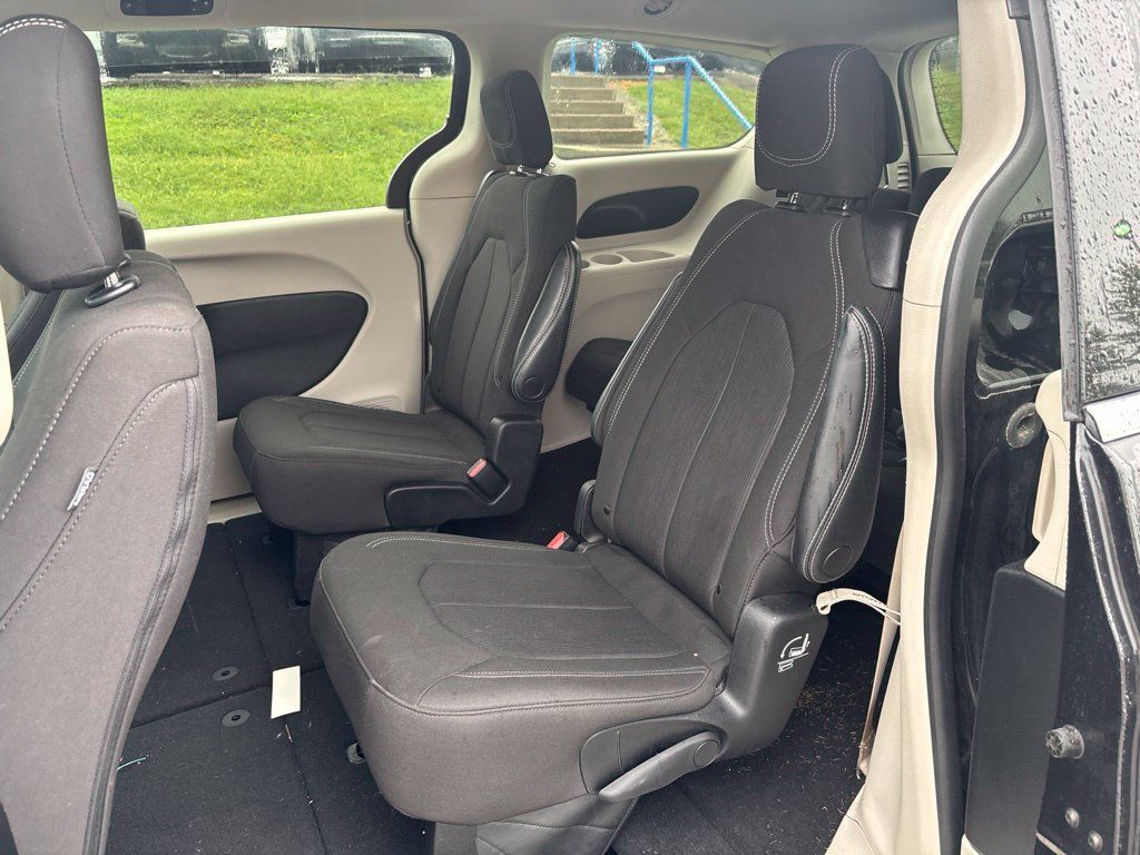 Used 2023 Chrysler Voyager LX FWD image 9