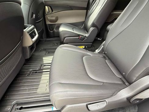 New 2026 Kia Carnival LXS FWD image 12