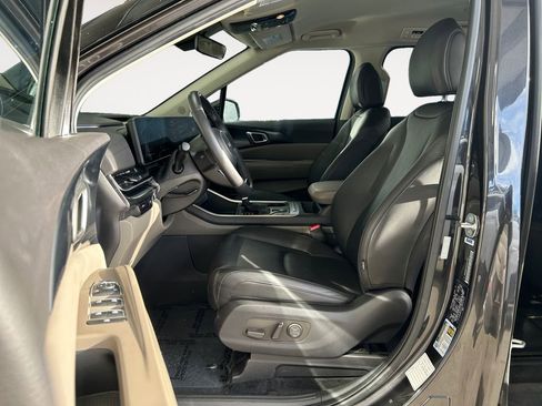 Used 2025 Kia Carnival FWD image 15