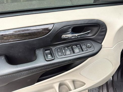 Used 2018 Dodge Grand Caravan SE w/ UConnect Hands-Free Group FWD image 16