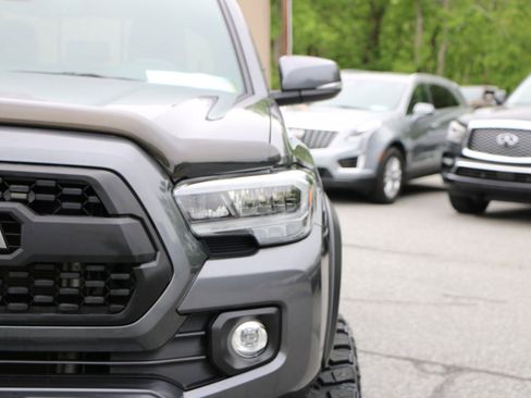 Used 2022 Toyota Tacoma TRD Off-Road AWD/4WD image 13