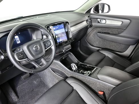 Used 2025 Volvo XC40 B5 Plus image 6
