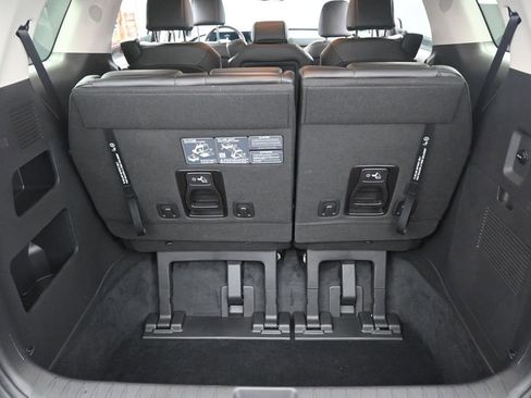 Used 2025 Kia Carnival FWD image 35