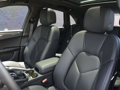 Certified 2026 Porsche Macan AWD/4WD image 5