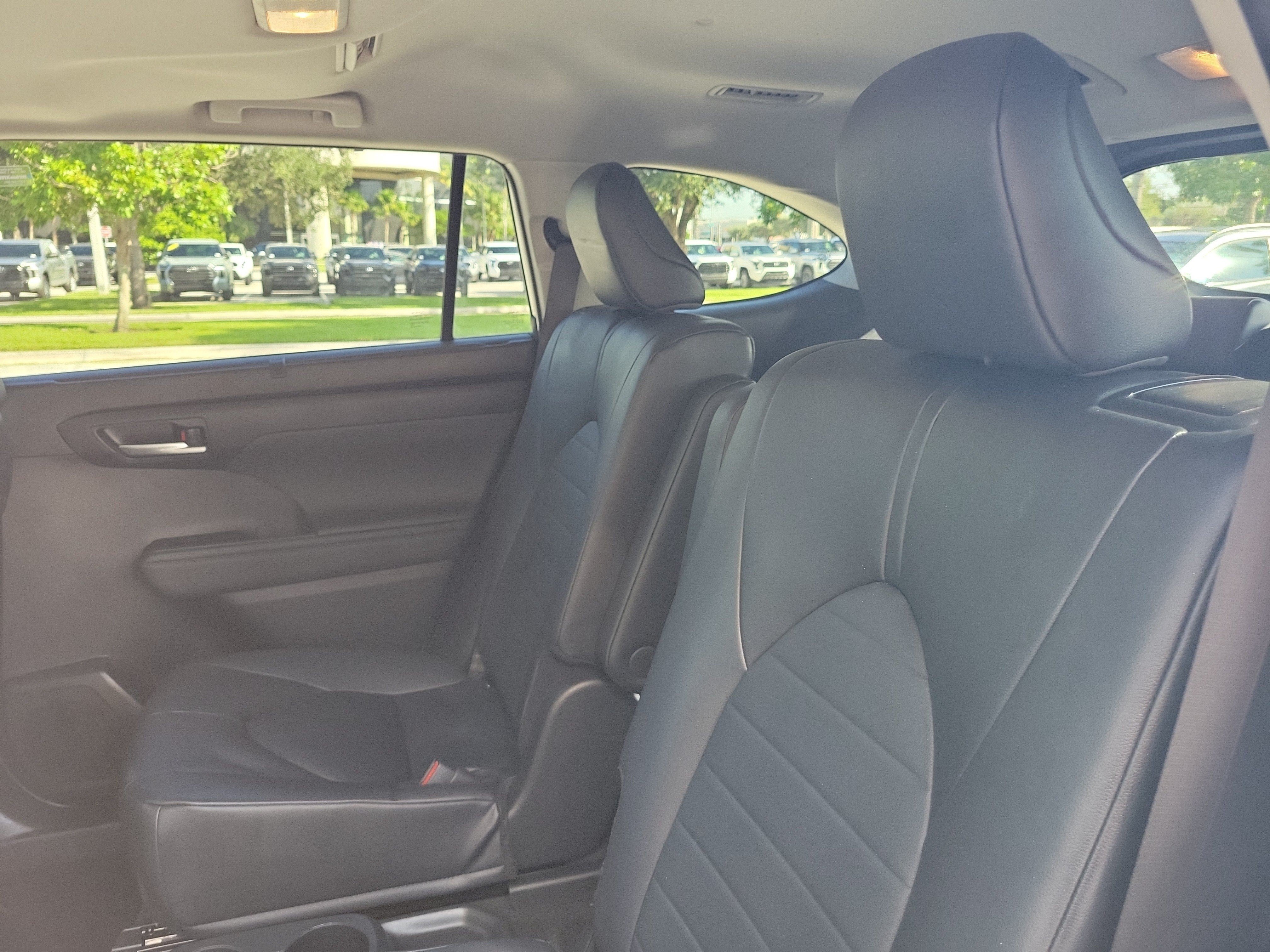 Used 2024 Toyota Highlander XLE FWD image 16