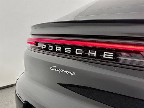 Certified 2025 Porsche Cayenne Coupe image 17