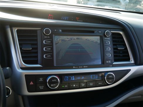 Used 2019 Toyota Highlander XLE image 18