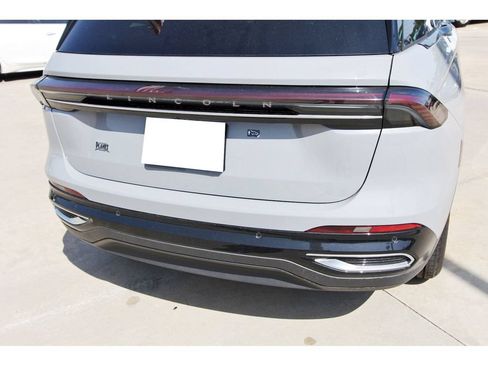 Used 2026 Lincoln Nautilus Premier AWD/4WD image 7