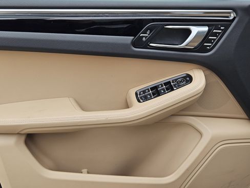 Certified 2025 Porsche Macan image 22