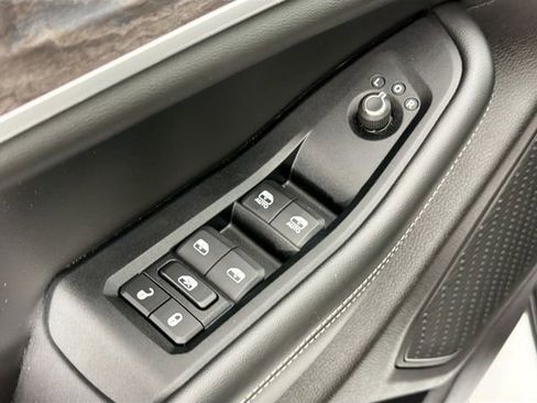 Used 2024 Jeep Grand Cherokee L Limited AWD/4WD image 18