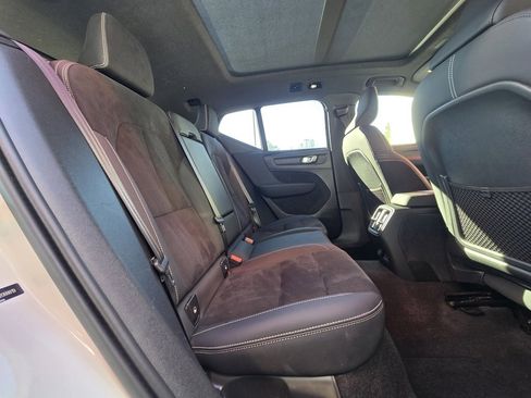 Used 2023 Volvo XC40 Recharge Ultimate image 21