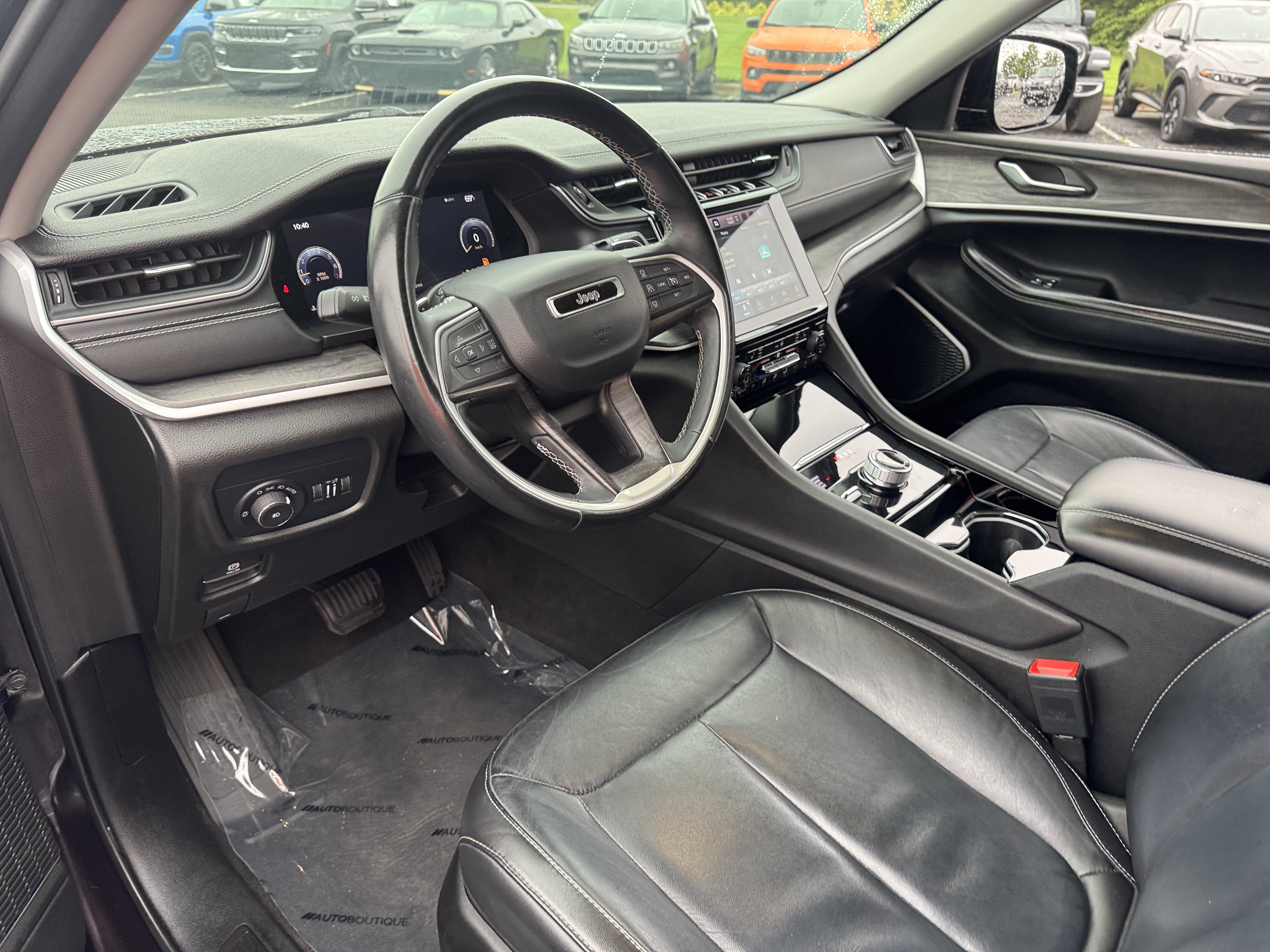 Used 2022 Jeep Grand Cherokee L Limited w/ Black Appearance Package AWD/4WD image 8