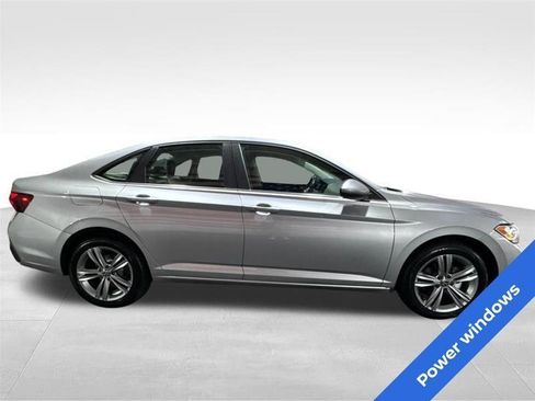 Used 2024 Volkswagen Jetta SE FWD image 4