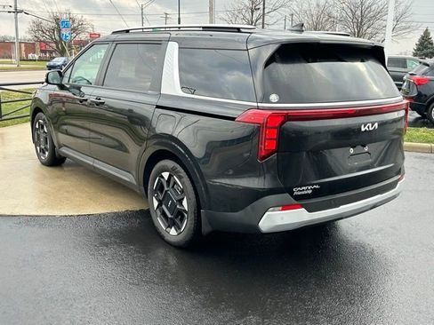 Used 2025 Kia Carnival EX image 5