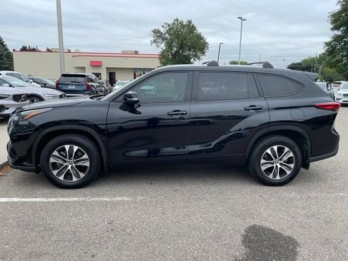 Used 2022 Toyota Highlander XLE AWD/4WD image 2