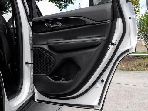 Used 2023 Jeep Grand Cherokee Altitude image 57