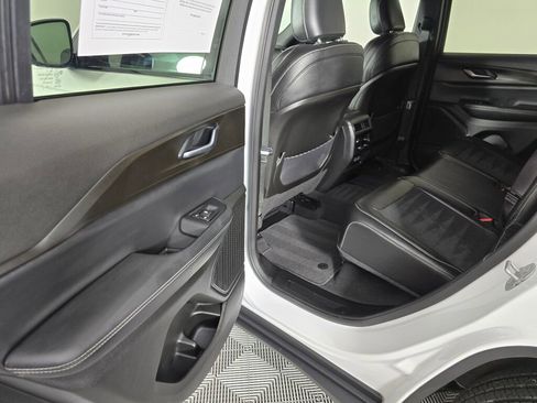 Used 2023 Jeep Grand Cherokee Altitude image 35