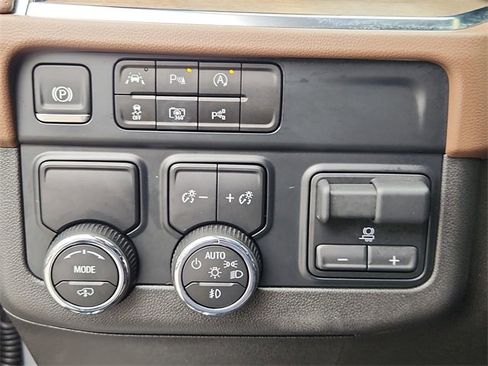 Used 2025 Chevrolet Tahoe High Country image 17