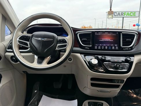 Used 2020 Chrysler Pacifica Limited image 35