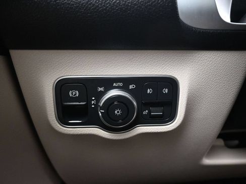 Used 2022 Mercedes-Benz GLB 250 4MATIC image 33