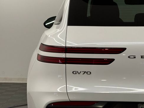 Used 2026 Genesis GV70 2.5T Select image 9