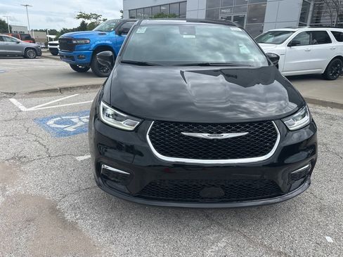 New 2025 Chrysler Pacifica Select w/ Uconnect Theater Family Group image 9