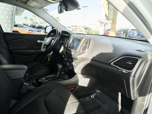 Used 2019 Jeep Cherokee Trailhawk image 24