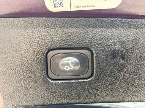 Used 2020 Ford Edge Titanium FWD image 18