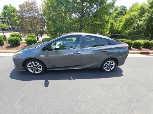 Used 2017 Toyota Prius Three Touring FWD image 1