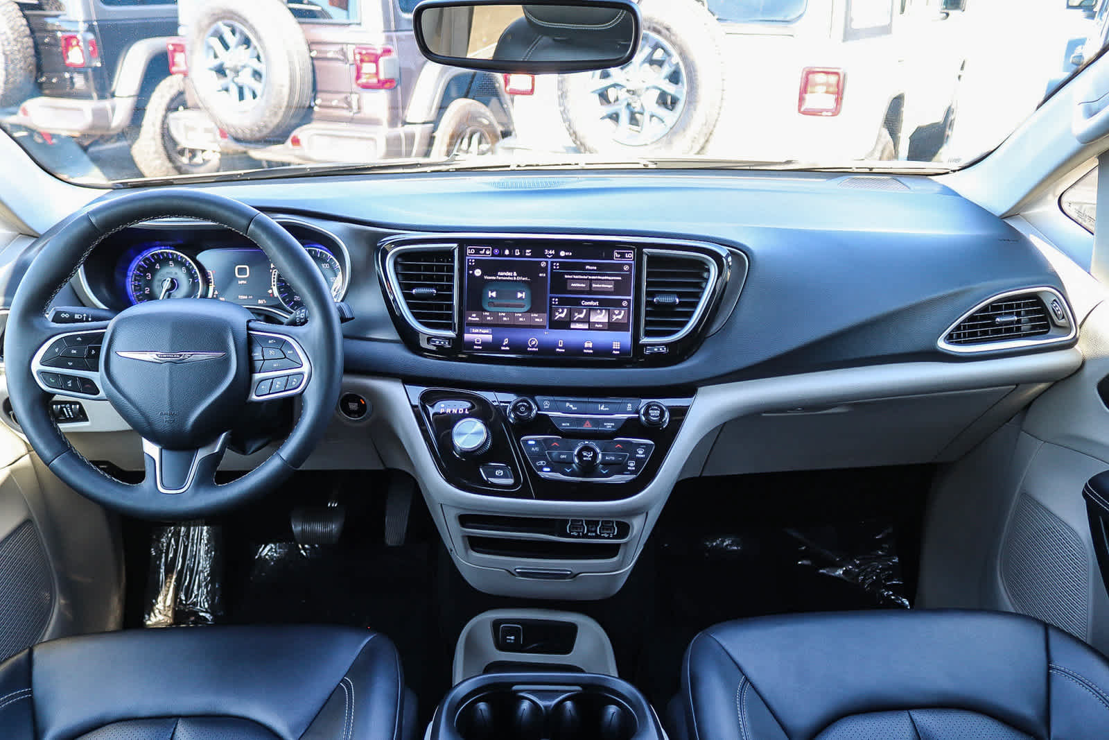 Used 2024 Chrysler Pacifica Touring-L FWD image 12