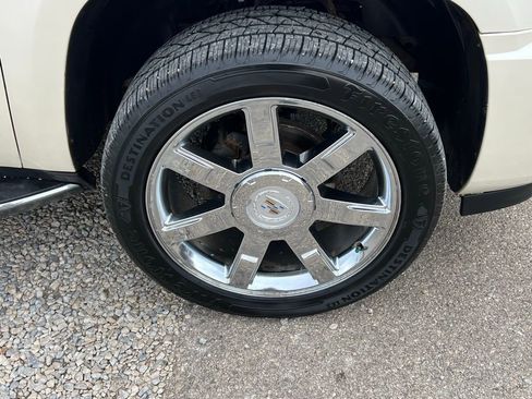 Used 2010 Cadillac Escalade Luxury image 10