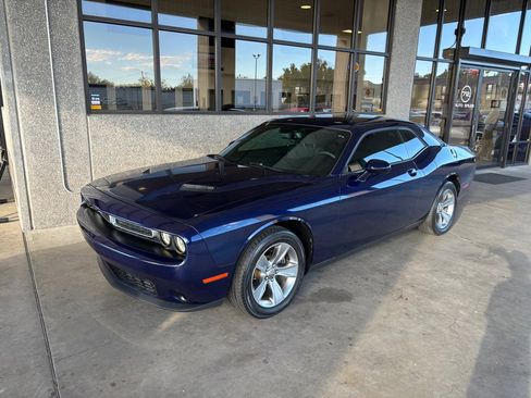 Used 2015 Dodge Challenger SXT image 1