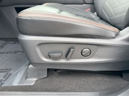 Used 2024 Nissan Pathfinder Platinum w/ Black Appearance Package image 14